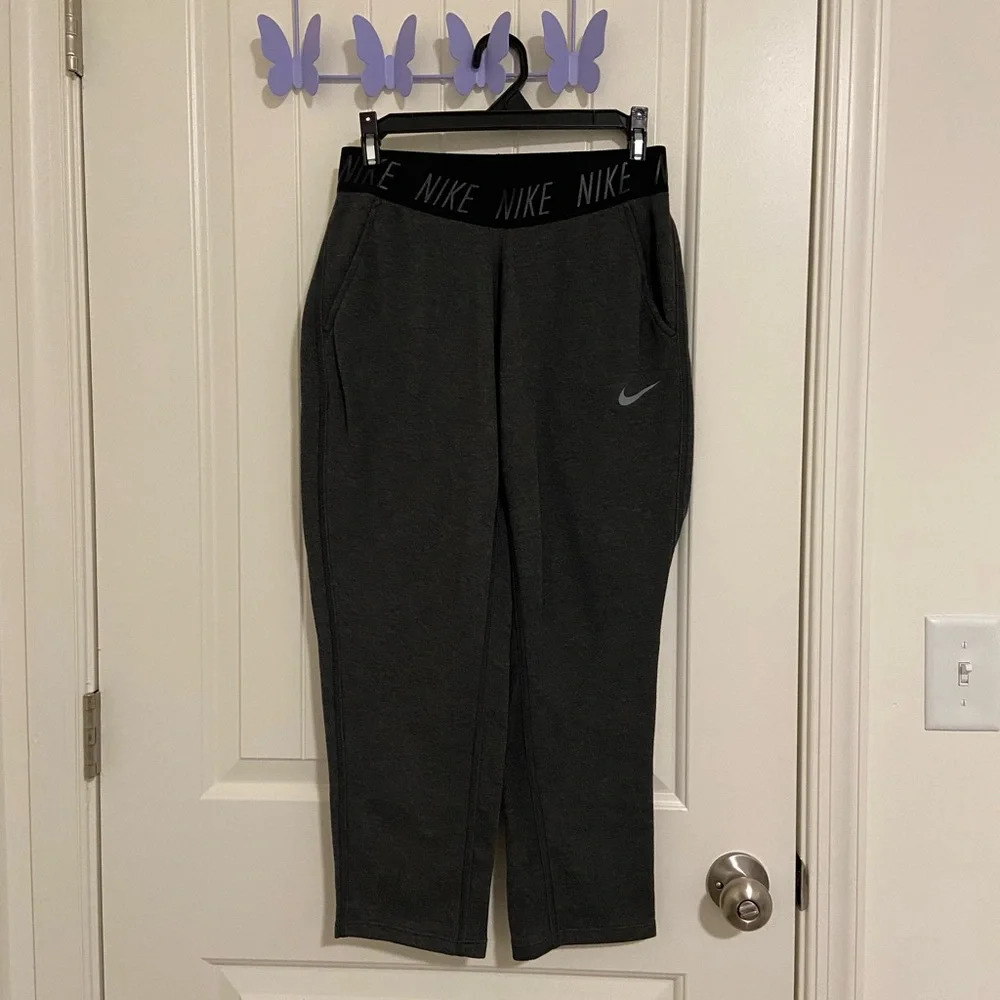 NWOT | Nike women’s gray loose cropped lounge sweatpants‎ — small